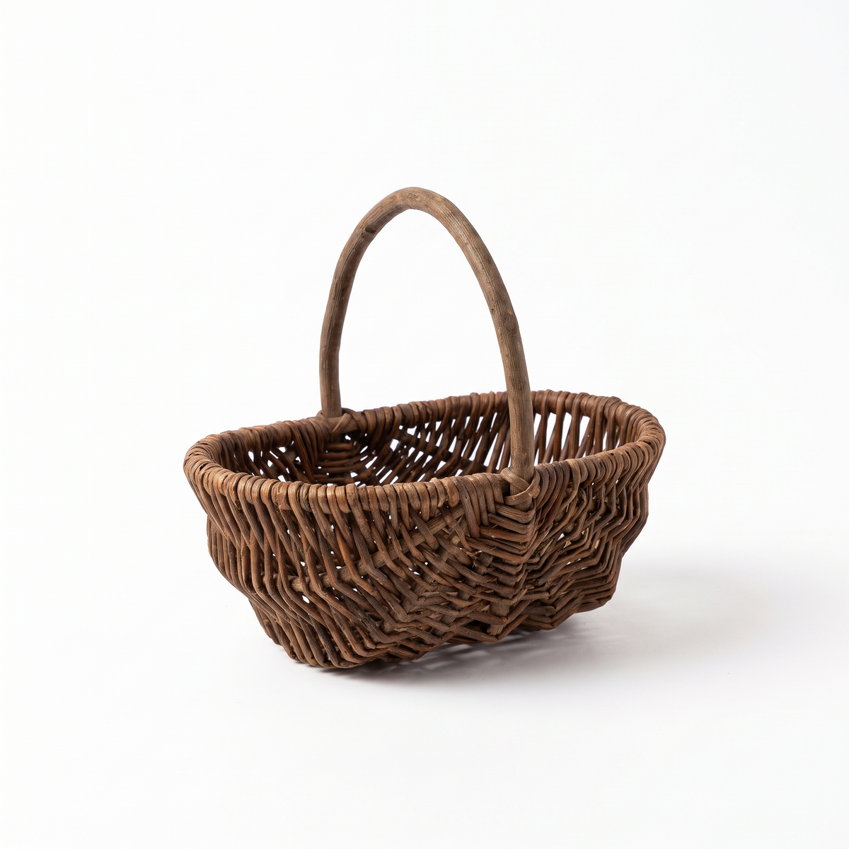 Panier décoratif en rotin et osier sur fond blanc