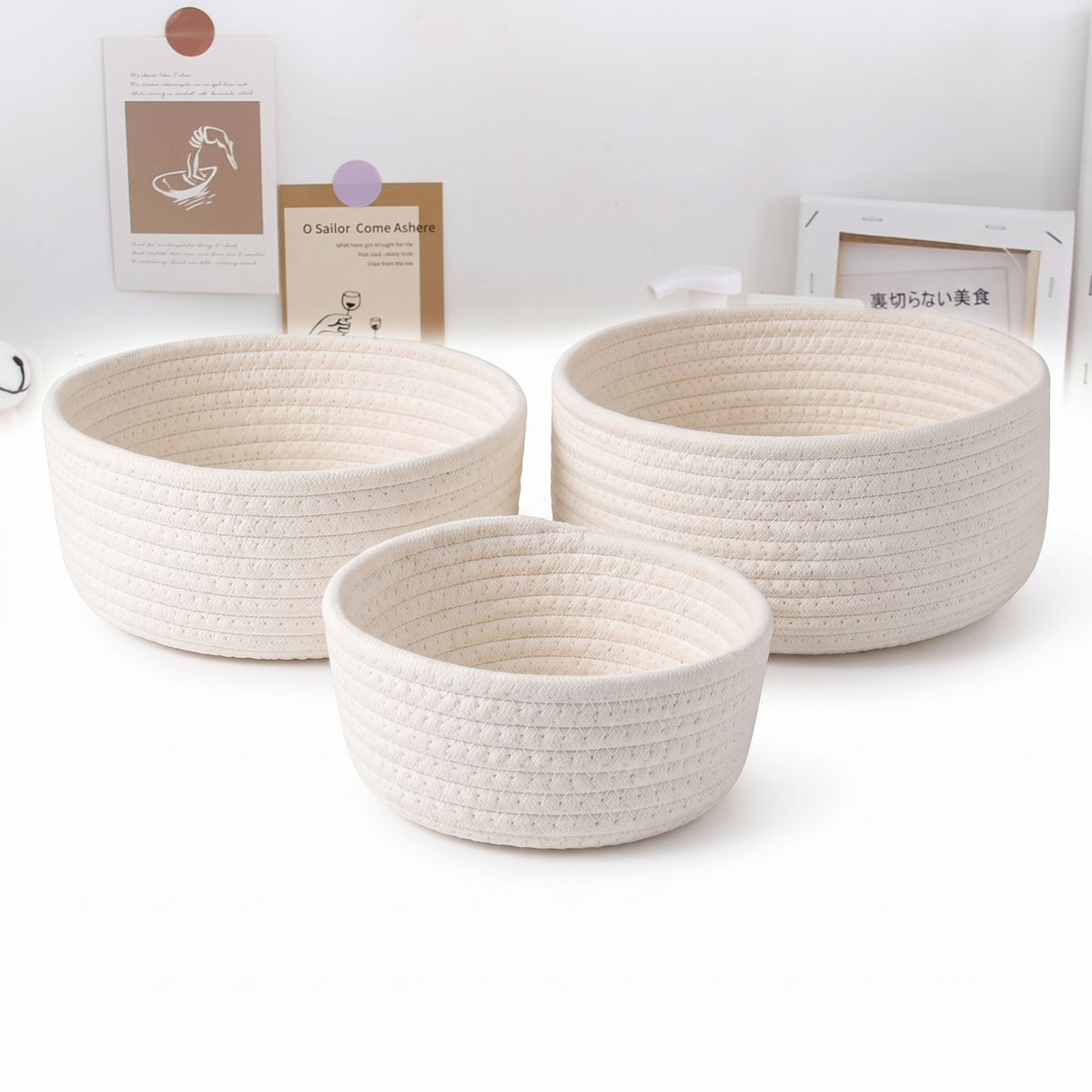 Panier en corde de coton sur fond blanc