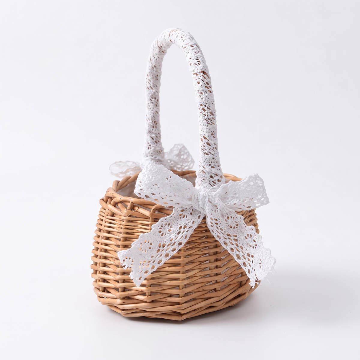 Petit panier à anse en rotin sur fond blanc