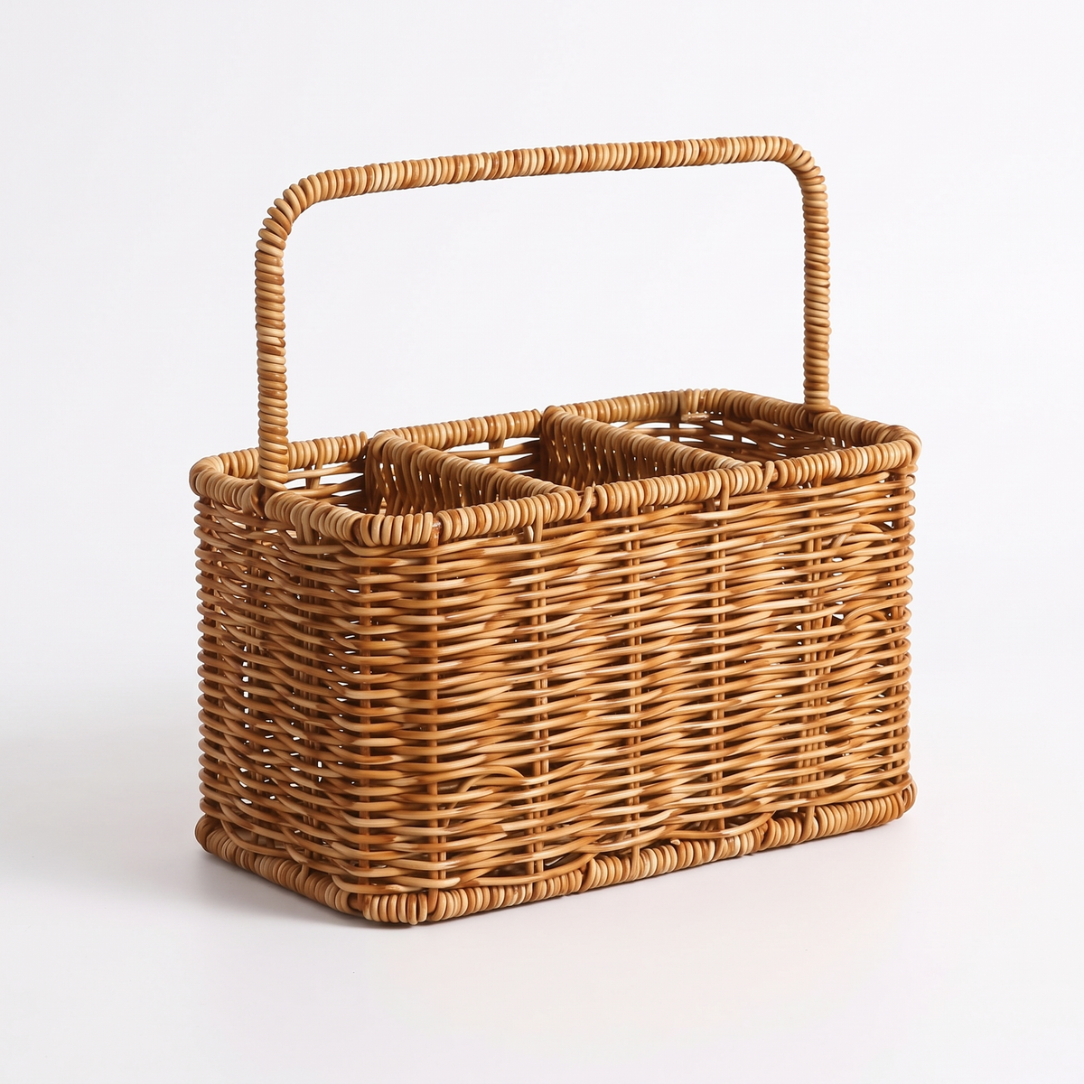 Panier portable en osier sur fond blanc
