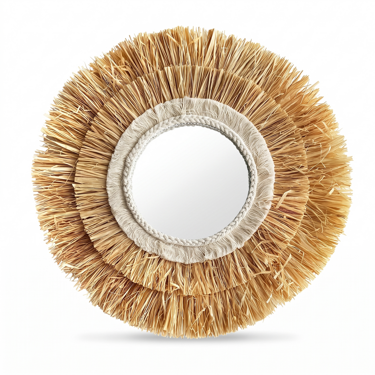 Miroir rond en paille tressée sur fond blanc