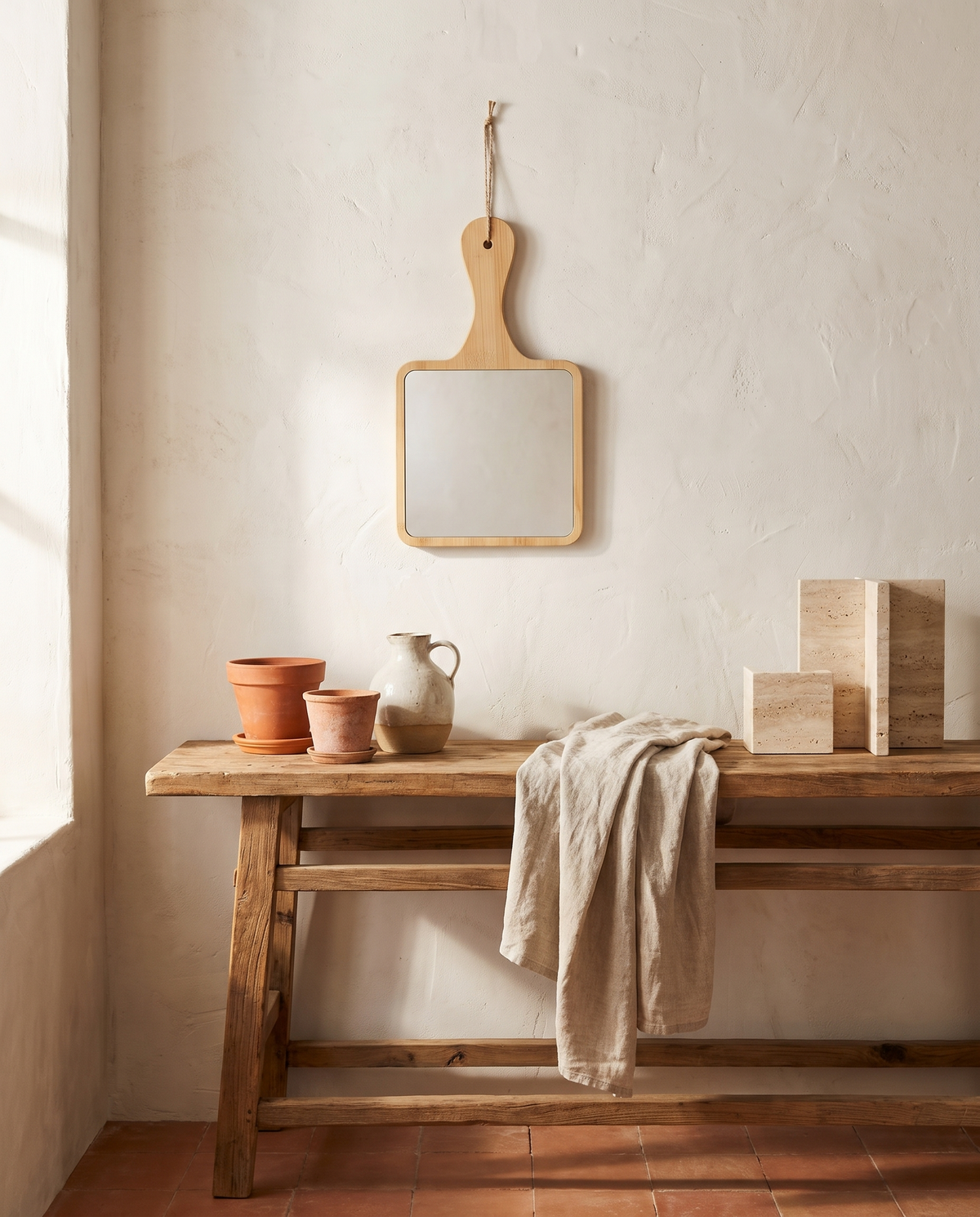 Miroir à main carré en bois et bambou en situation dans un intérieur