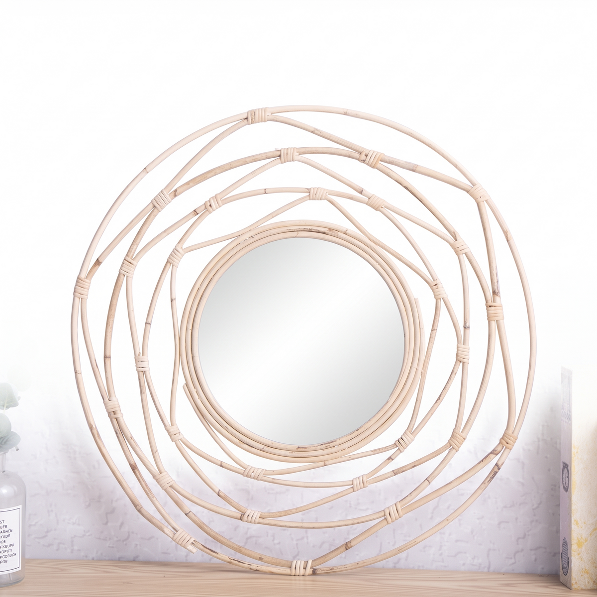 Miroir décoratif en rotin blanc sur fond blanc