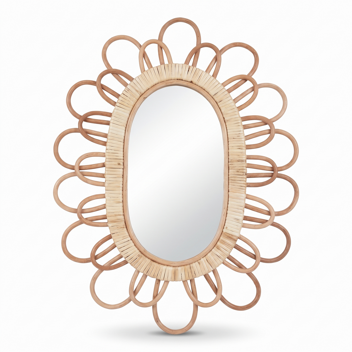 Miroir mural ovale en rotin sur fond blanc