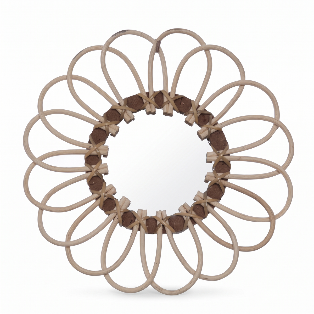 Petit miroir fleur en rotin sur fond blanc