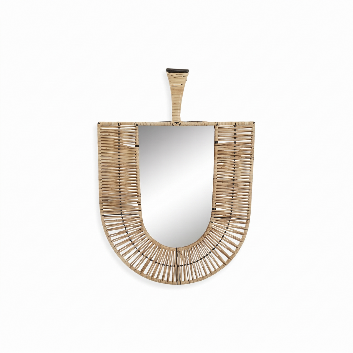 Grand miroir en rotin à cadre original sur fond blanc