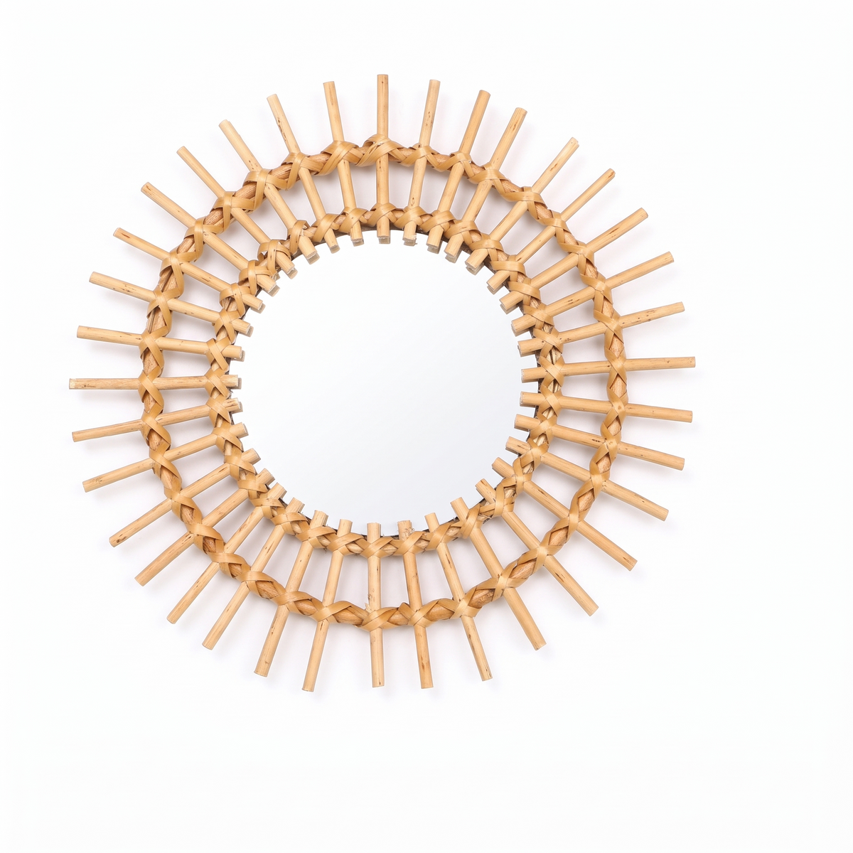 Petit miroir soleil en rotin sur fond blanc