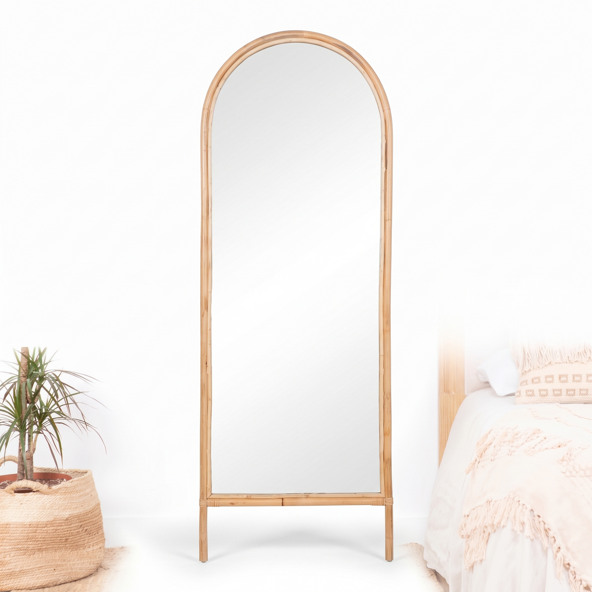 Grand miroir sur pied en rotin sur fond blanc