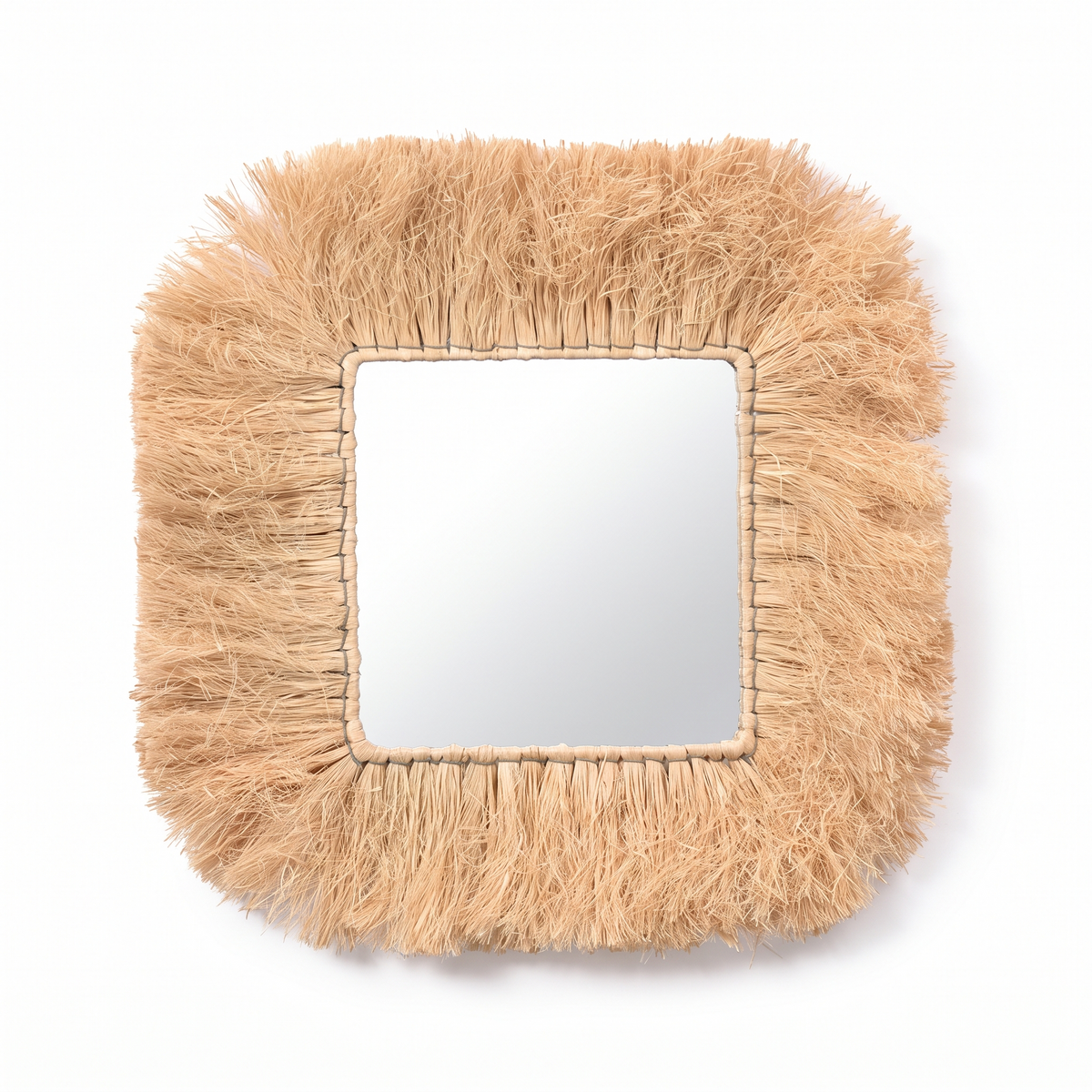 Miroir en raphia de forme irrégulière sur fond blanc