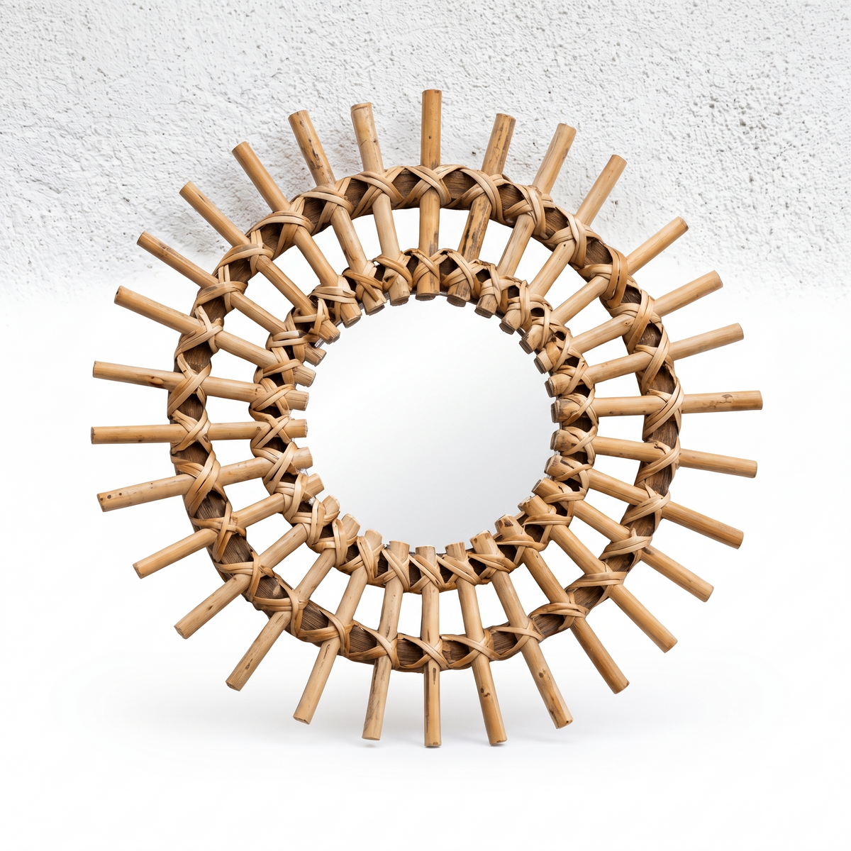 Miroir soleil à baguettes de rotin sur fond blanc