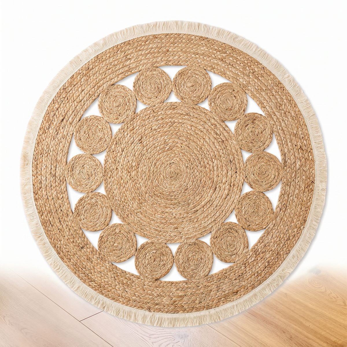 Tapis rond à pampilles en fibre tressée sur fond blanc
