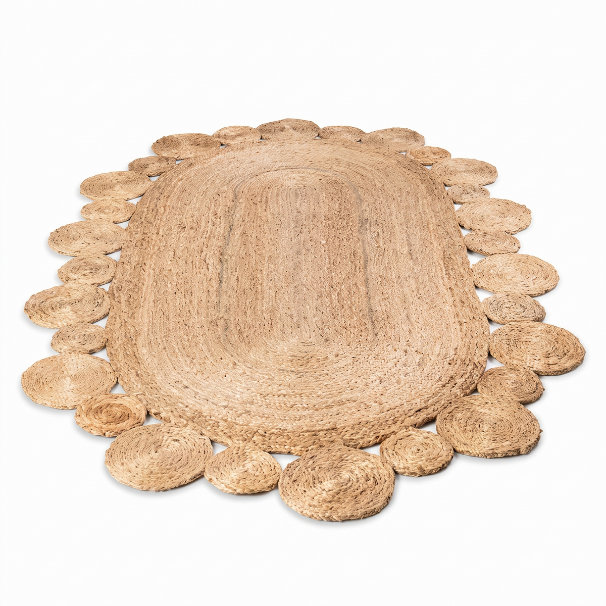 Tapis ovale en fibre tressée sur fond blanc