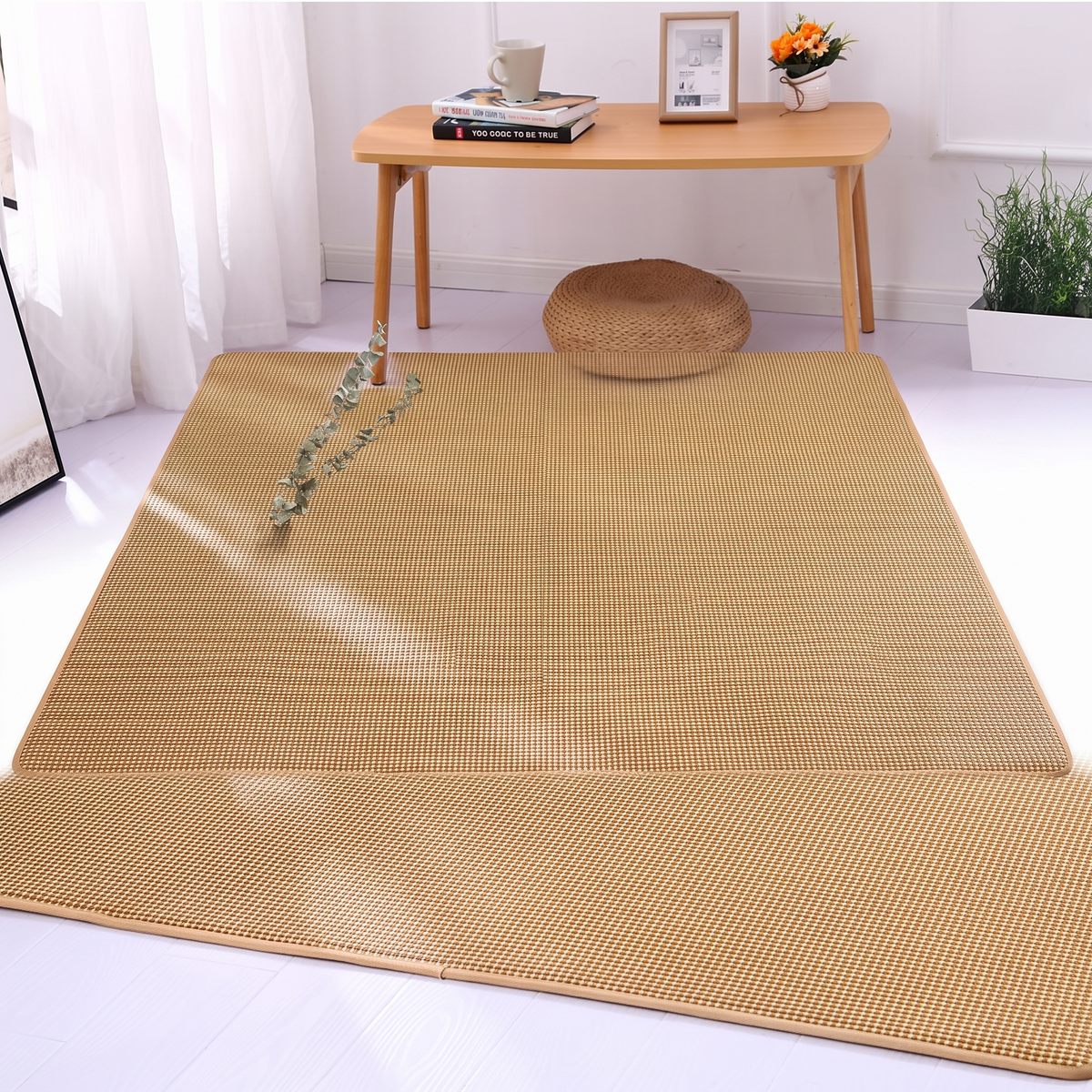 Tapis carré d'inspiration japonaise sur fond blanc