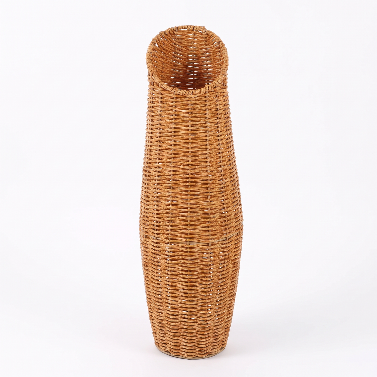 Vase cylindrique en osier sur fond blanc