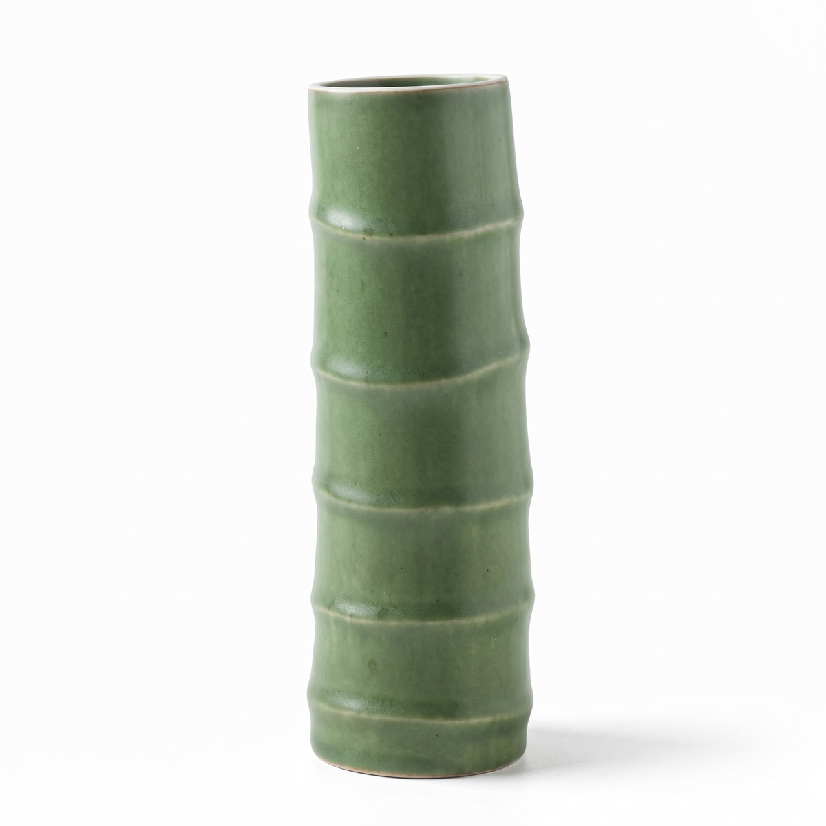Vase en céramique effet bambou sur fond blanc