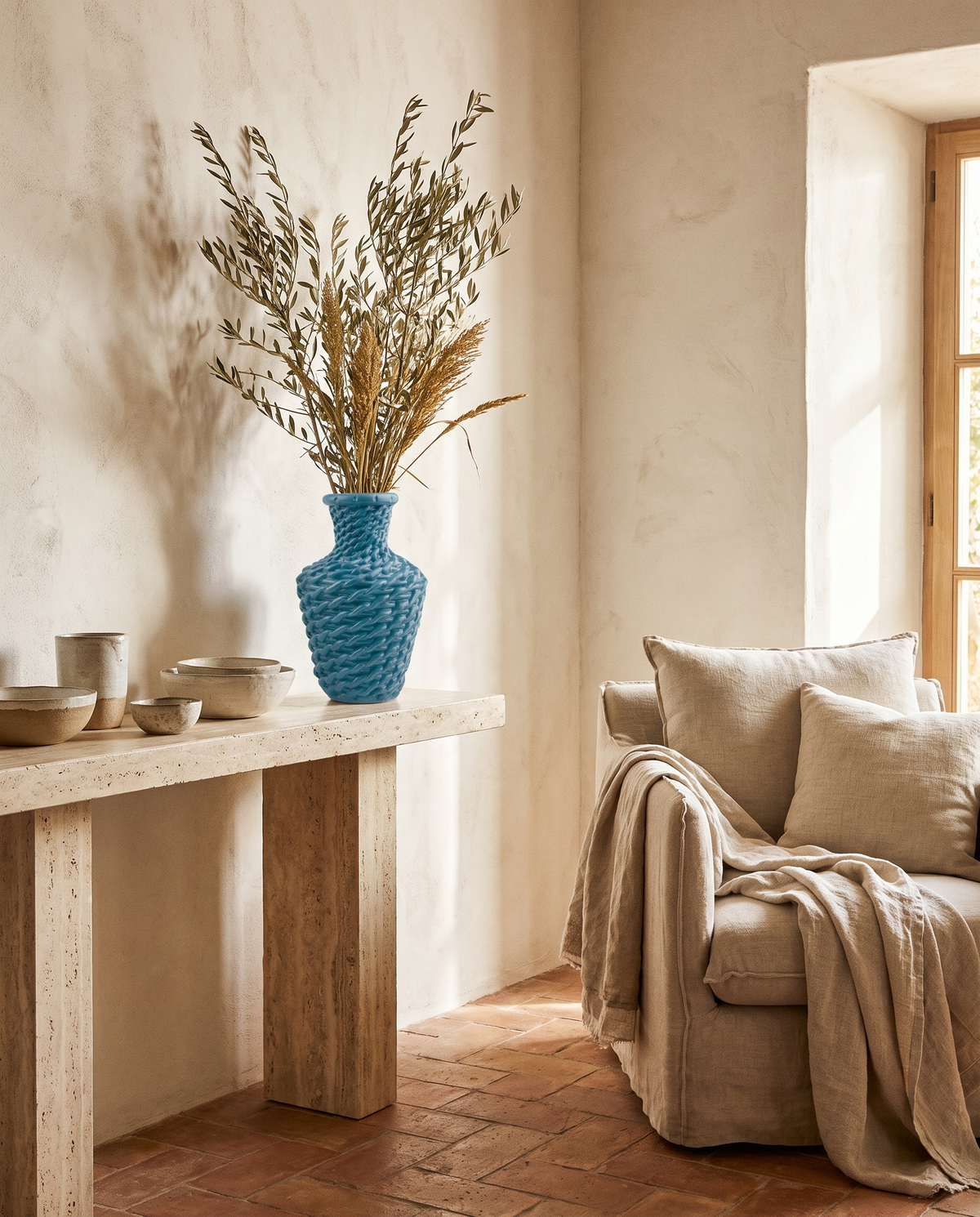 Petit vase en rotin en situation dans un intérieur