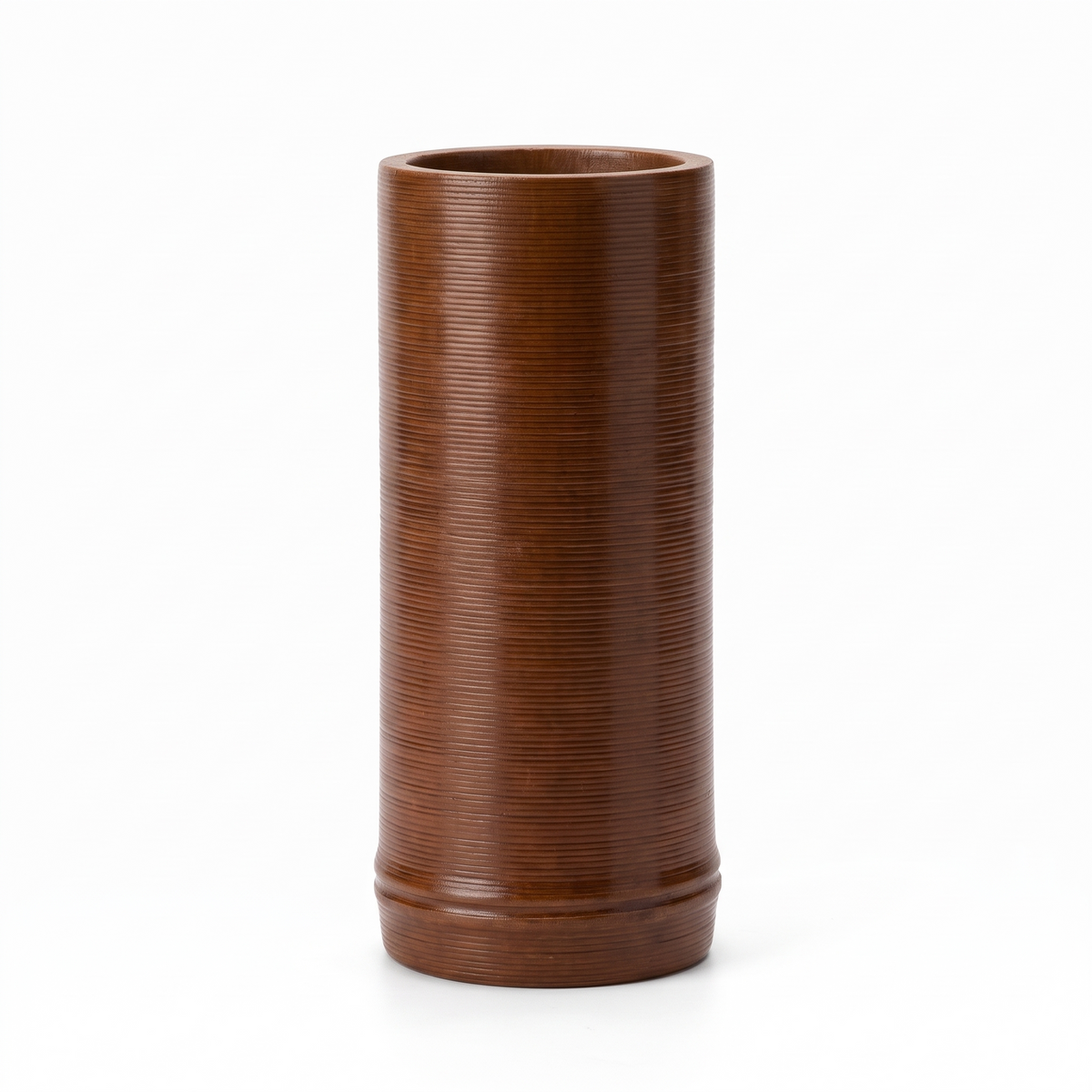 Petit vase en bambou sur fond blanc