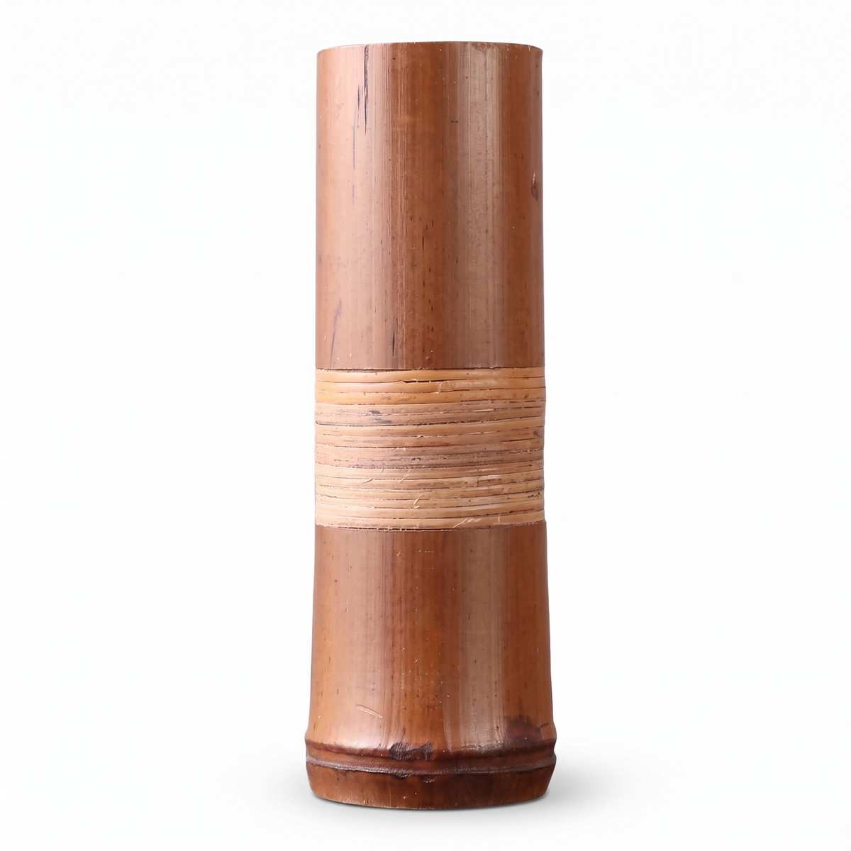 Petit vase en bambou sur fond blanc