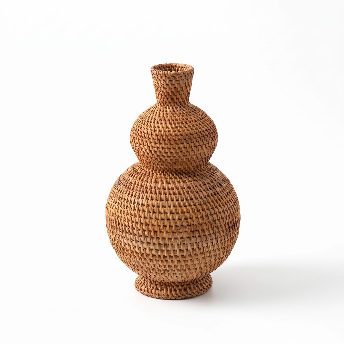 Vase fin en rotin tressé sur fond blanc