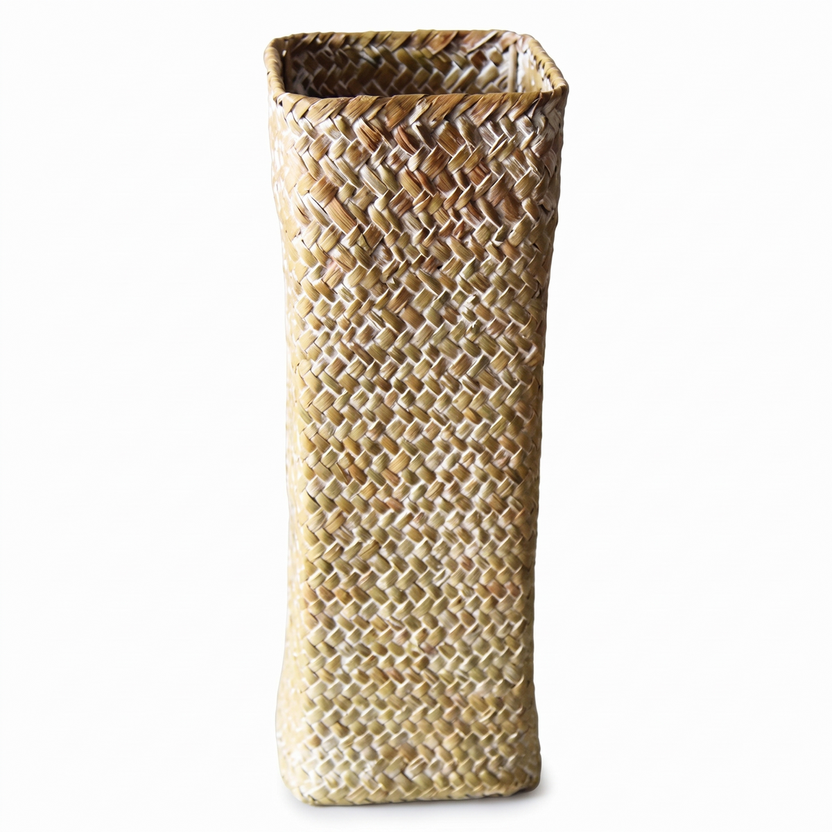 Vase à fleurs en rotin tressé sur fond blanc