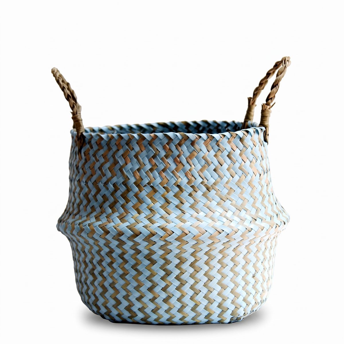Cache-pot en rotin et osier sur fond blanc