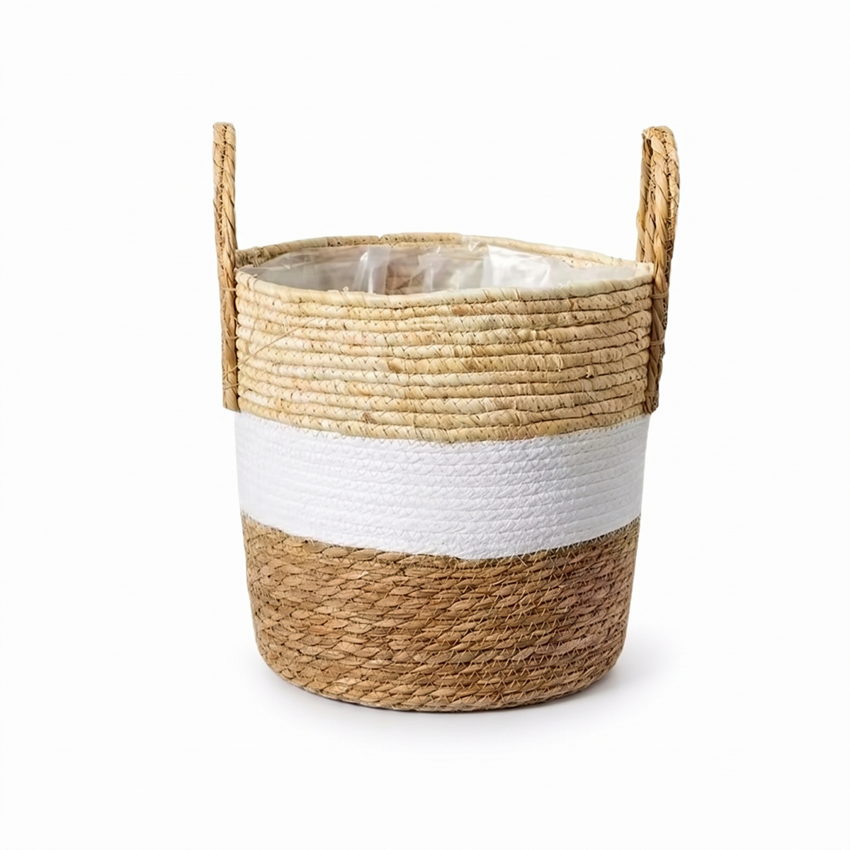 Cache-pot en rotin de forme originale sur fond blanc