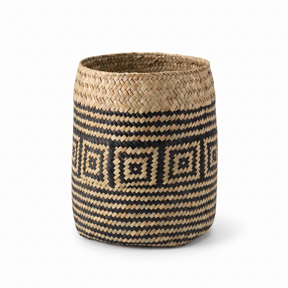 Cache-pot en rotin à motifs géométriques sur fond blanc