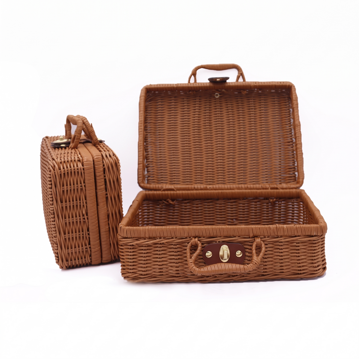 Valisette de rangement en rotin marron sur fond blanc