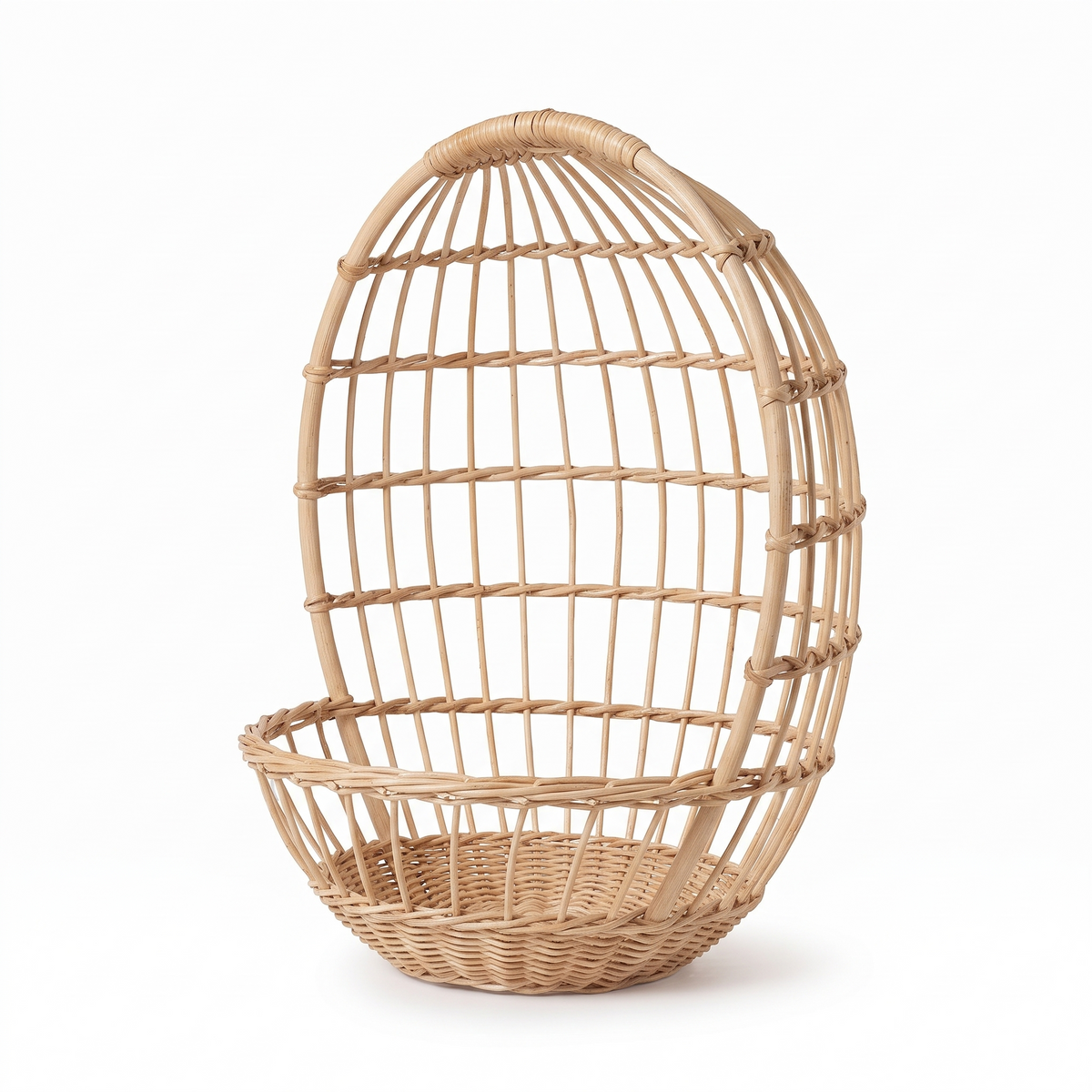 Panier suspendu pour jouets en rotin sur fond blanc