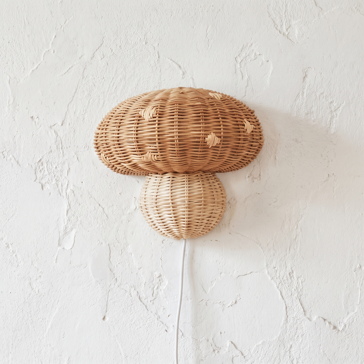 Applique champignon en rotin pour chambre d'enfant sur fond blanc