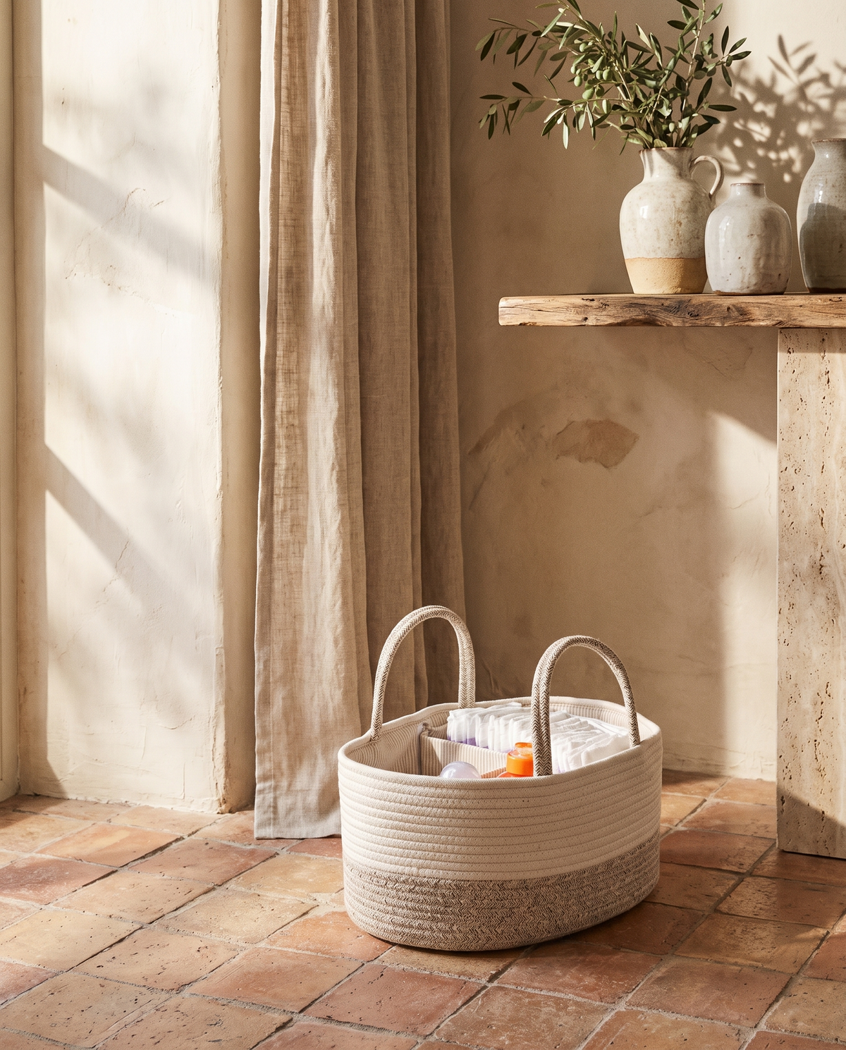 Panier à langer portable en coton tressé en situation dans un intérieur