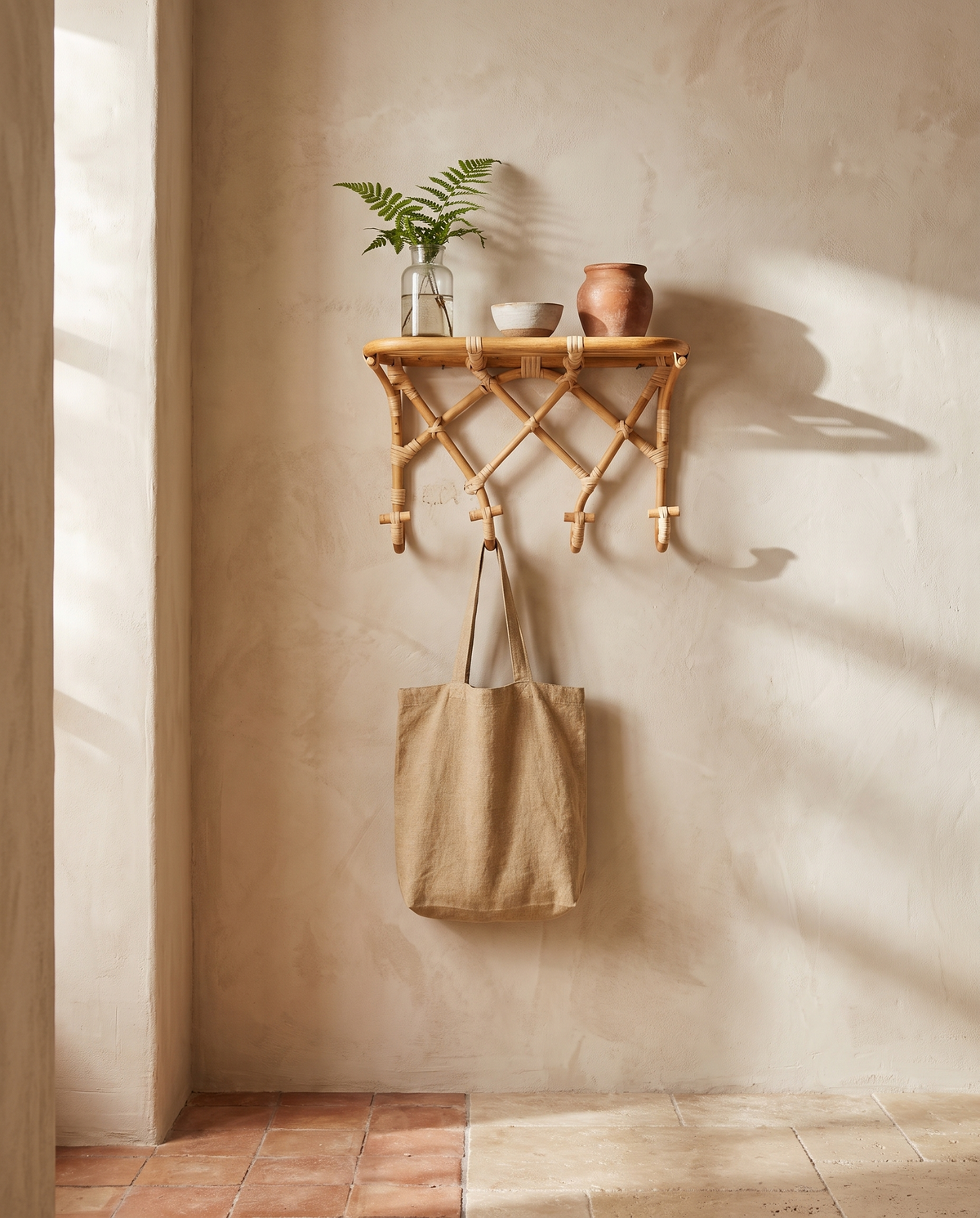 Porte-manteau mural avec étagère en rotin en situation dans un intérieur