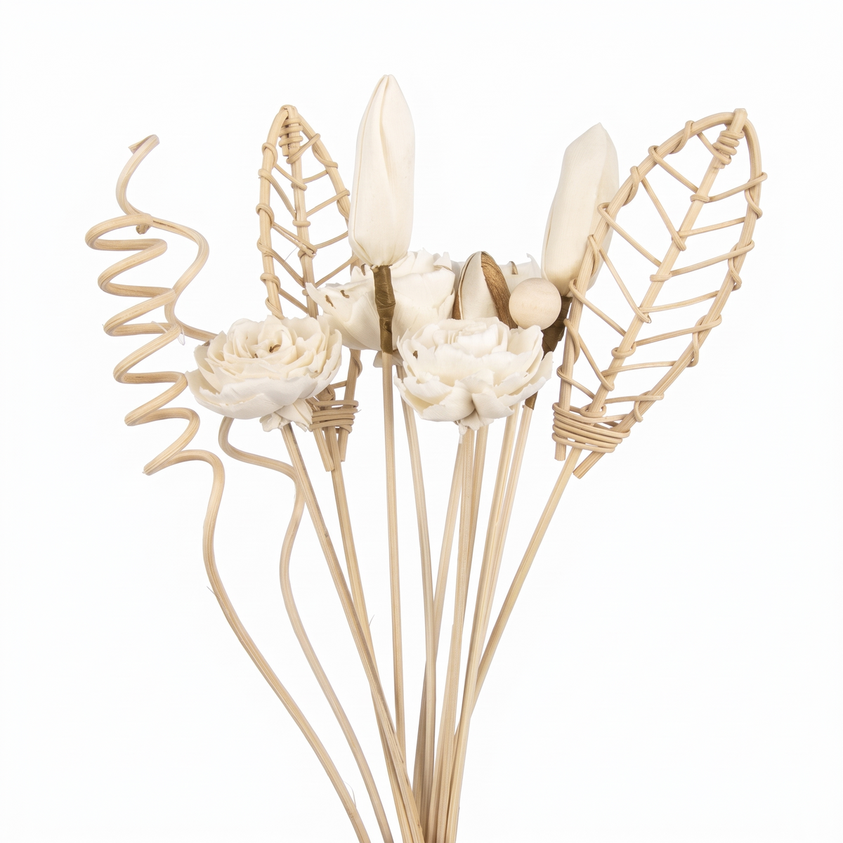 Lot de 12 fleurs décoratives en rotin sur fond blanc