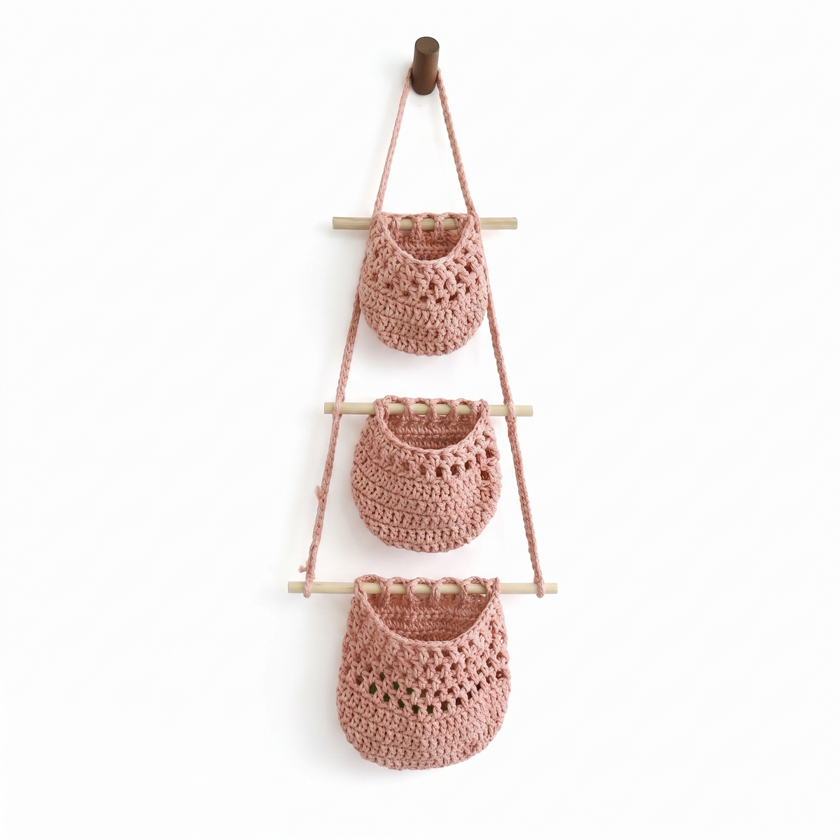 Lot de 3 paniers muraux en rotin sur fond blanc
