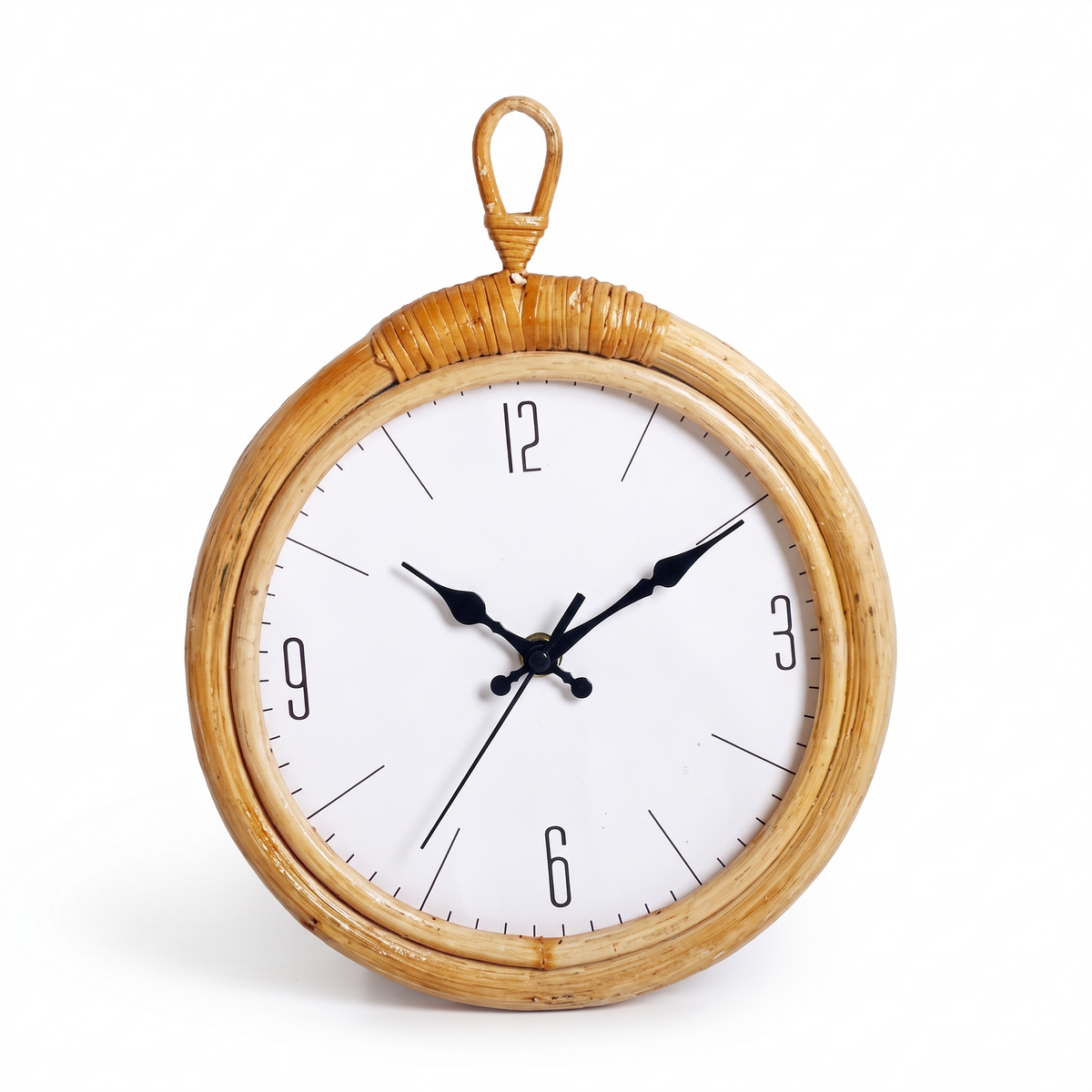 Horloge murale à cadre en rotin sur fond blanc