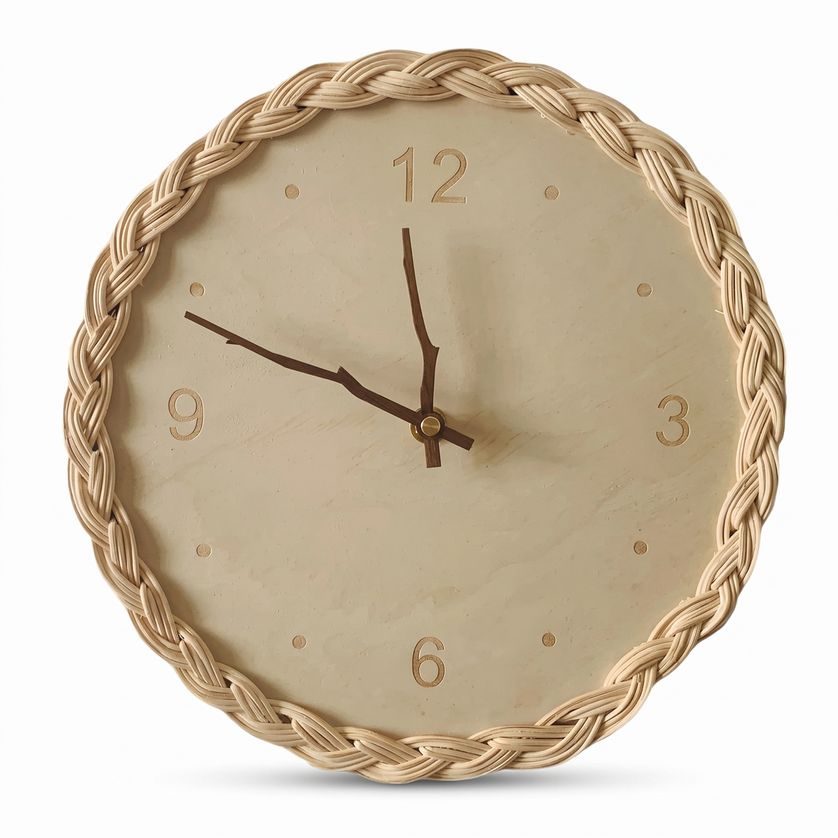 Horloge murale en rotin tressé et bois sur fond blanc