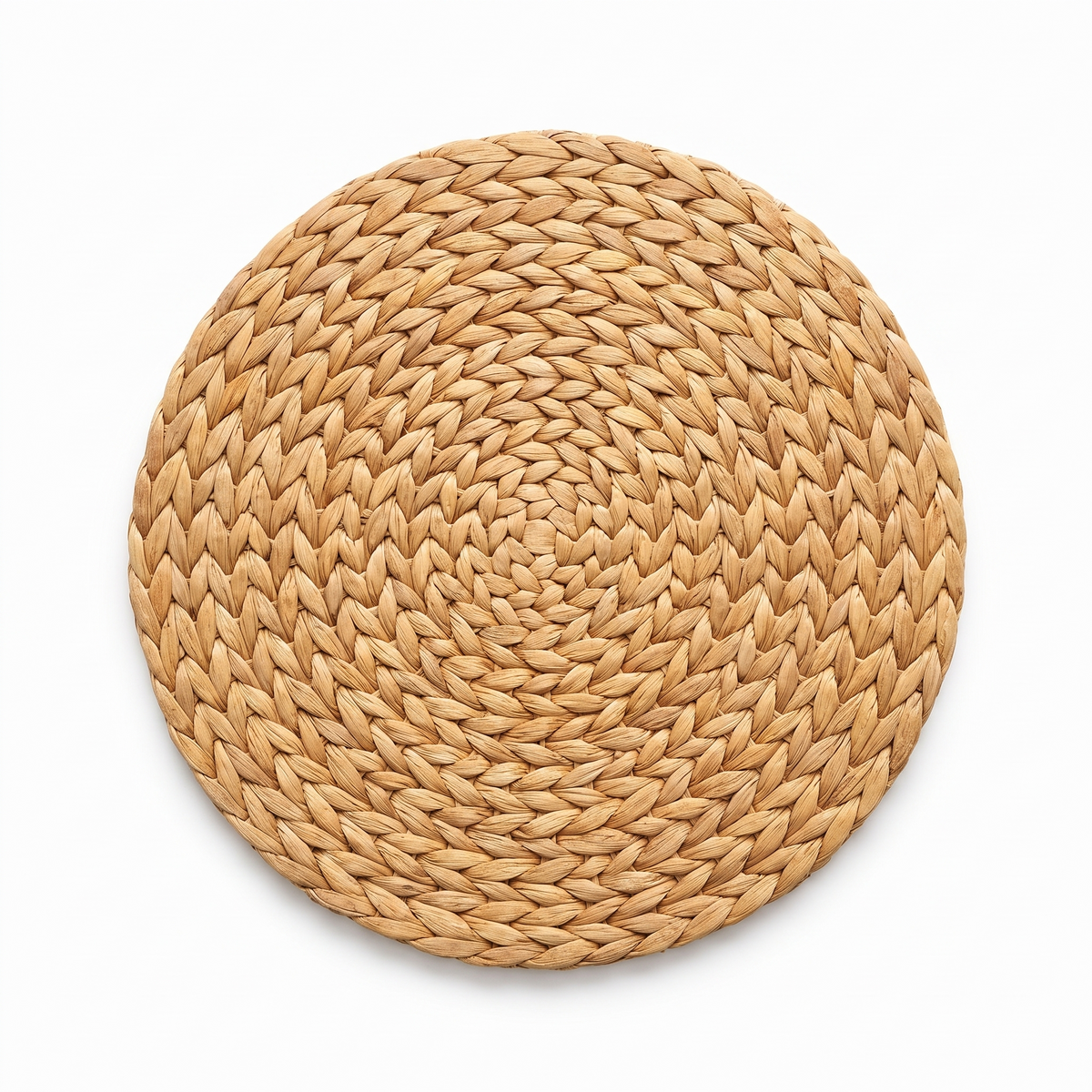 Dessous de plat rond en rotin tressé sur fond blanc