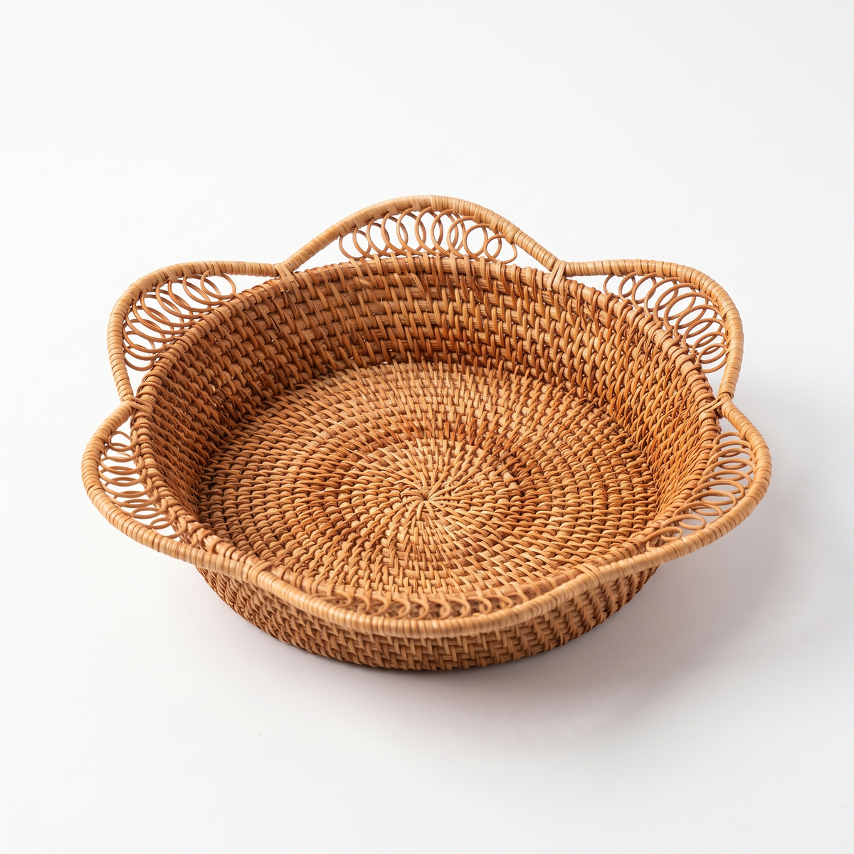 Corbeille de table en rotin sur fond blanc