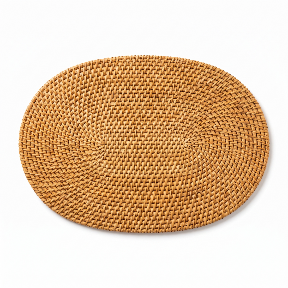 Dessous de plat rectangulaire en rotin et bois sur fond blanc