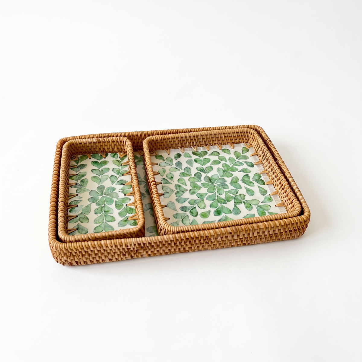 Lot de 3 plateaux en rotin à motif feuilles sur fond blanc