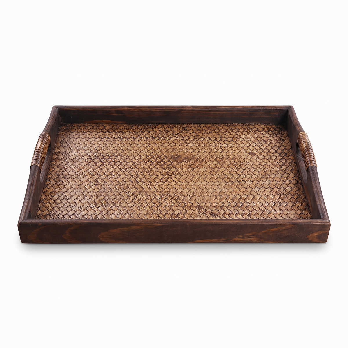 Plateau de service rectangulaire en rotin sur fond blanc