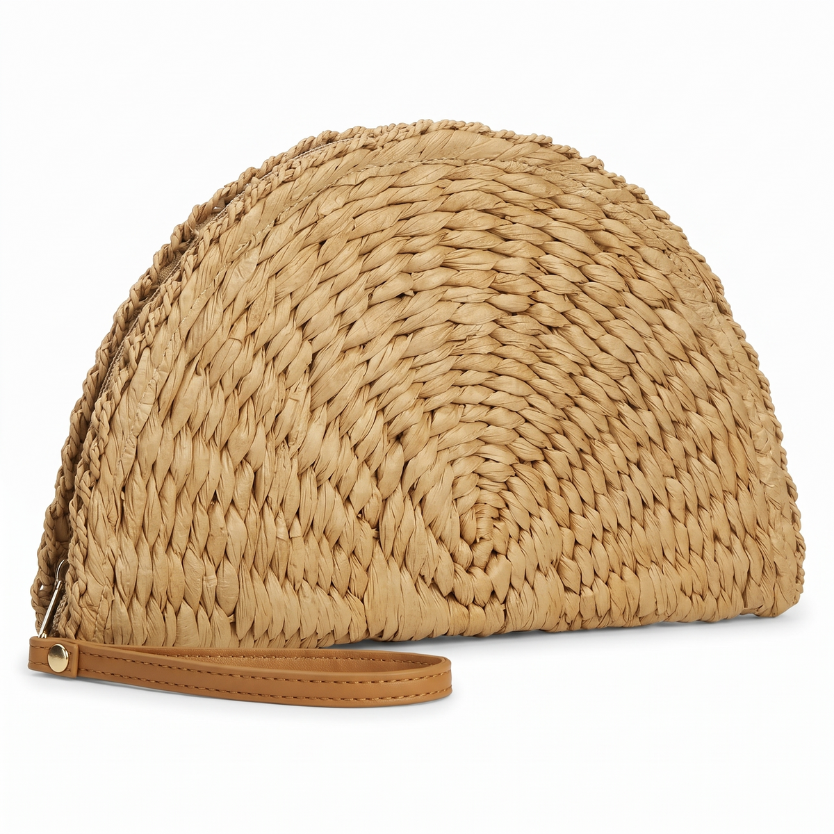 Pochette en paille tressée sur fond blanc