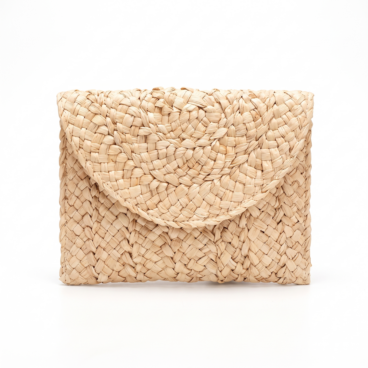 Pochette en paille tressée sur fond blanc