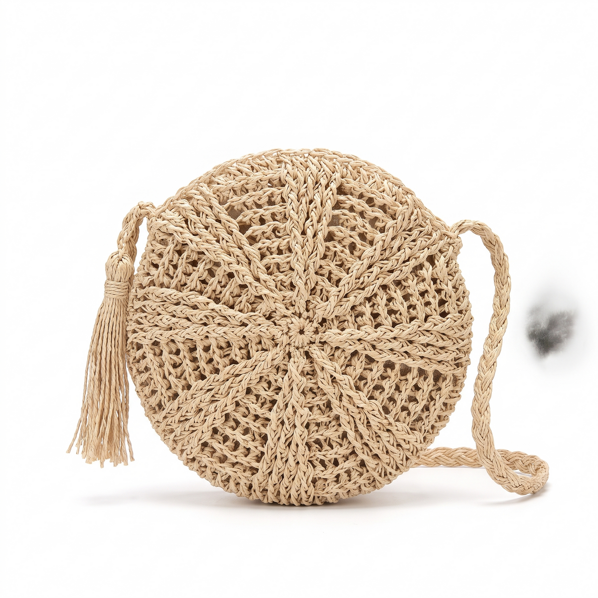Petit sac d'épaule en paille tressée sur fond blanc
