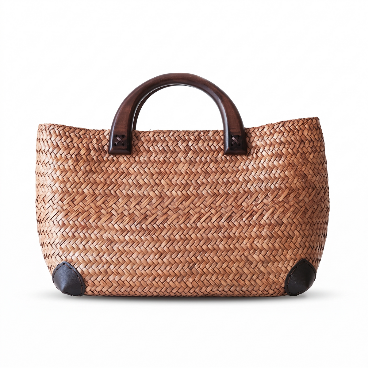 Sac en rotin à anses en bois sur fond blanc