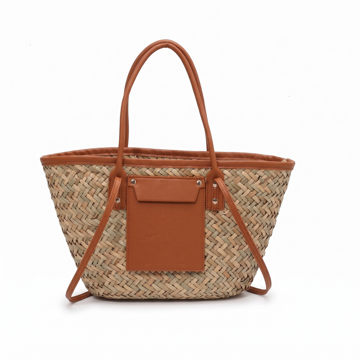 Sac de plage en rotin marron sur fond blanc