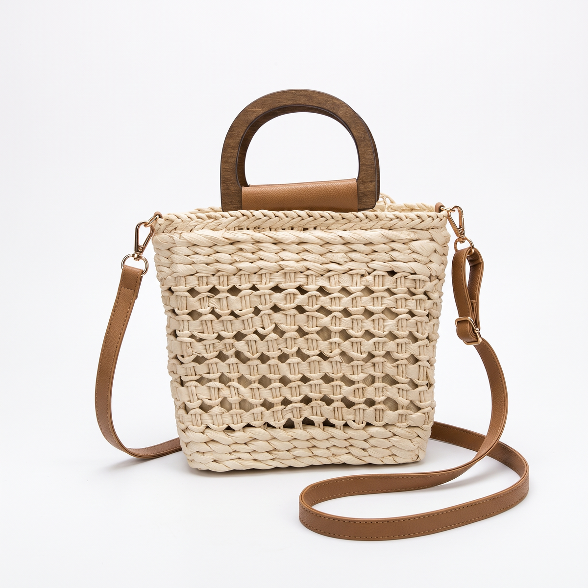 Sac bandoulière en paille tressée sur fond blanc
