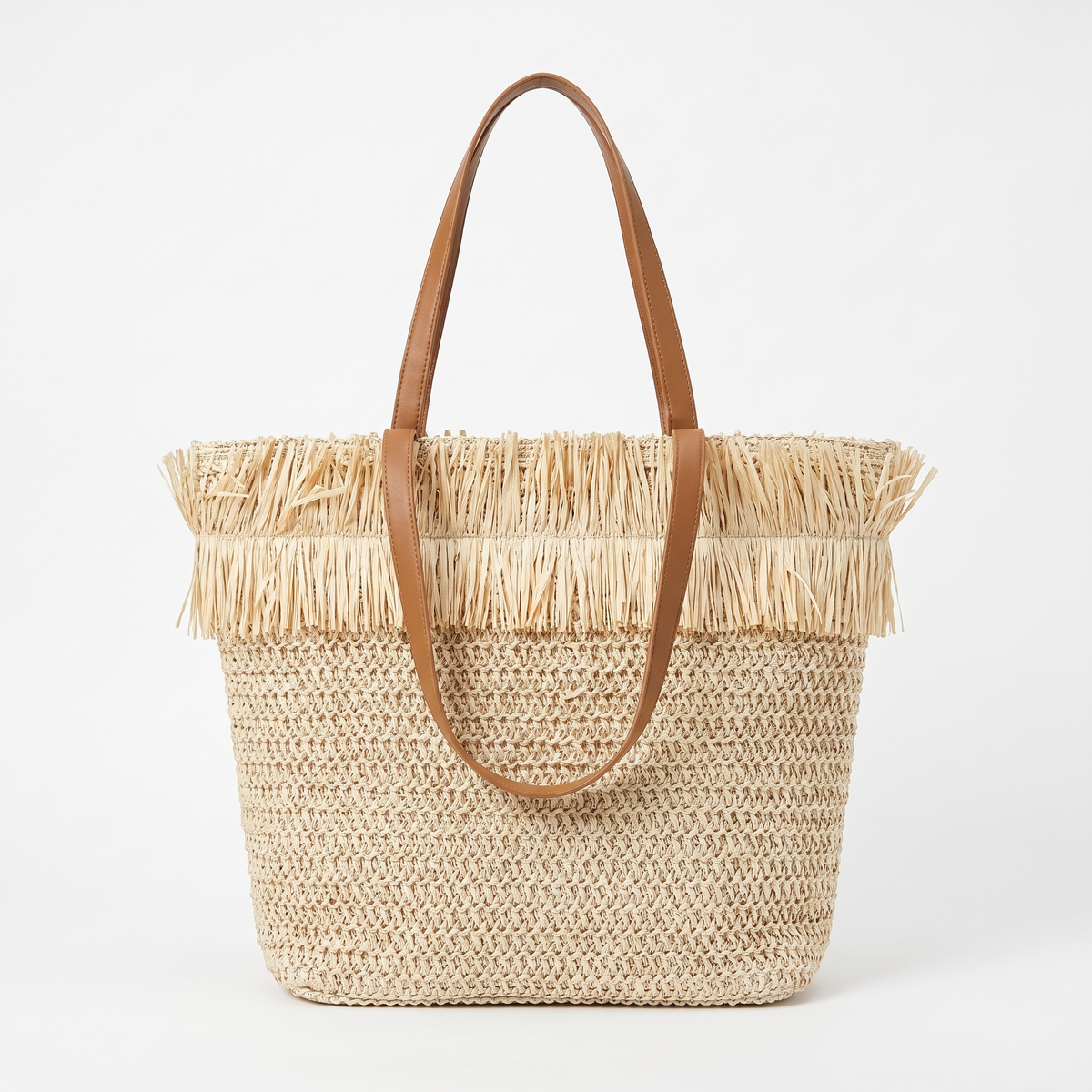 Grand sac bandoulière en paille blanche à franges sur fond blanc