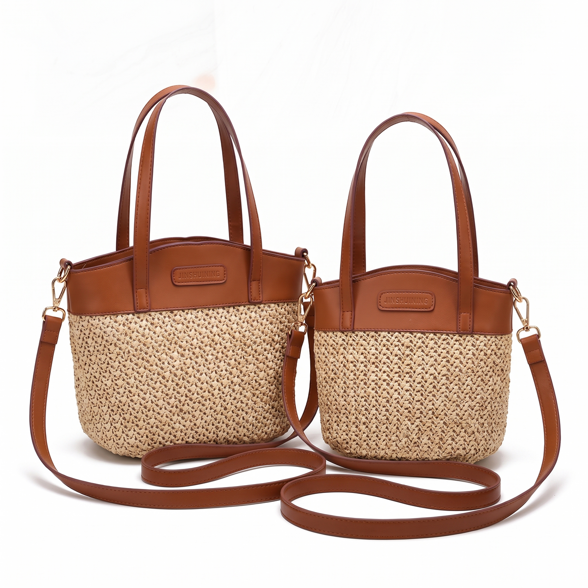 Sac à main en paille et simili cuir sur fond blanc