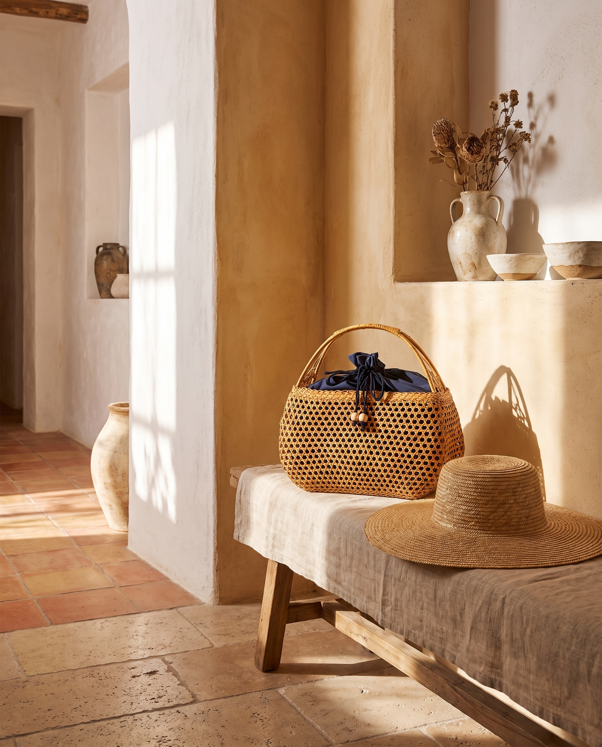 Sac à main en rotin en situation dans un intérieur